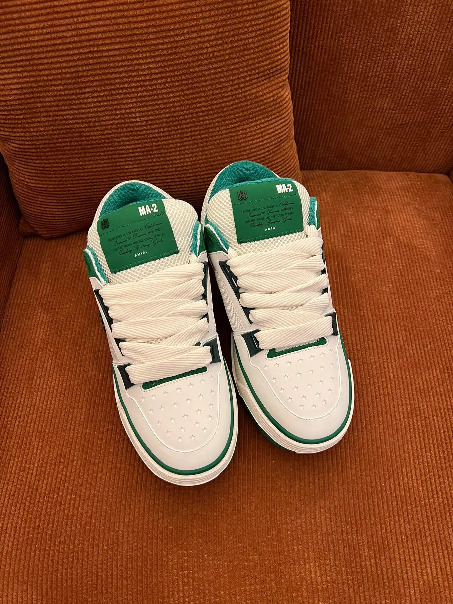 p620💰Men's shoes Amiri Emile's 2023 spring and summer new MA-1 bread shoes, couple models, casual sports shoes, sneakers Amiri gave up the rock punk style in the new season and used a large number of unsaturated colors, Morandi tones, whether you see or wear them, it will make people very happy. The large tongue of the bread shoes continues, shortens the length of the shoe body, thickens the midsole, and the toe part is more rounded. Amiri's brand letters and MA logo appear on the side of the shoe. Fabric: Original customized imported first-layer cowhide + mesh. Lining: Original customized breathable towel lining. Outsole. Foam combination material. Bottom thickness: 4CM. Size: Men's 39-45